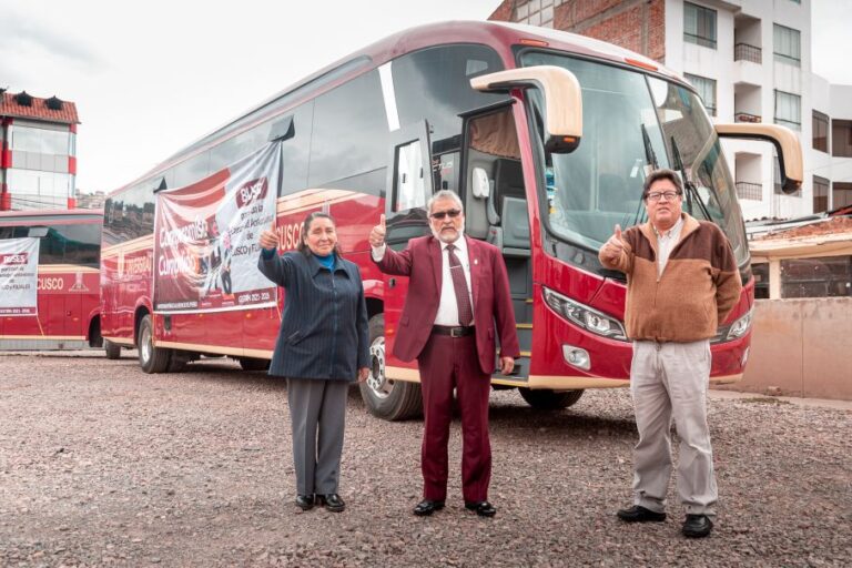 AUTORIDADES UNIVERSITARIAS HICIERON ENTREGA DE NUEVAS UNIDADES VEHICULARES PARA LOS ALUMNOS ANTONIANOS.