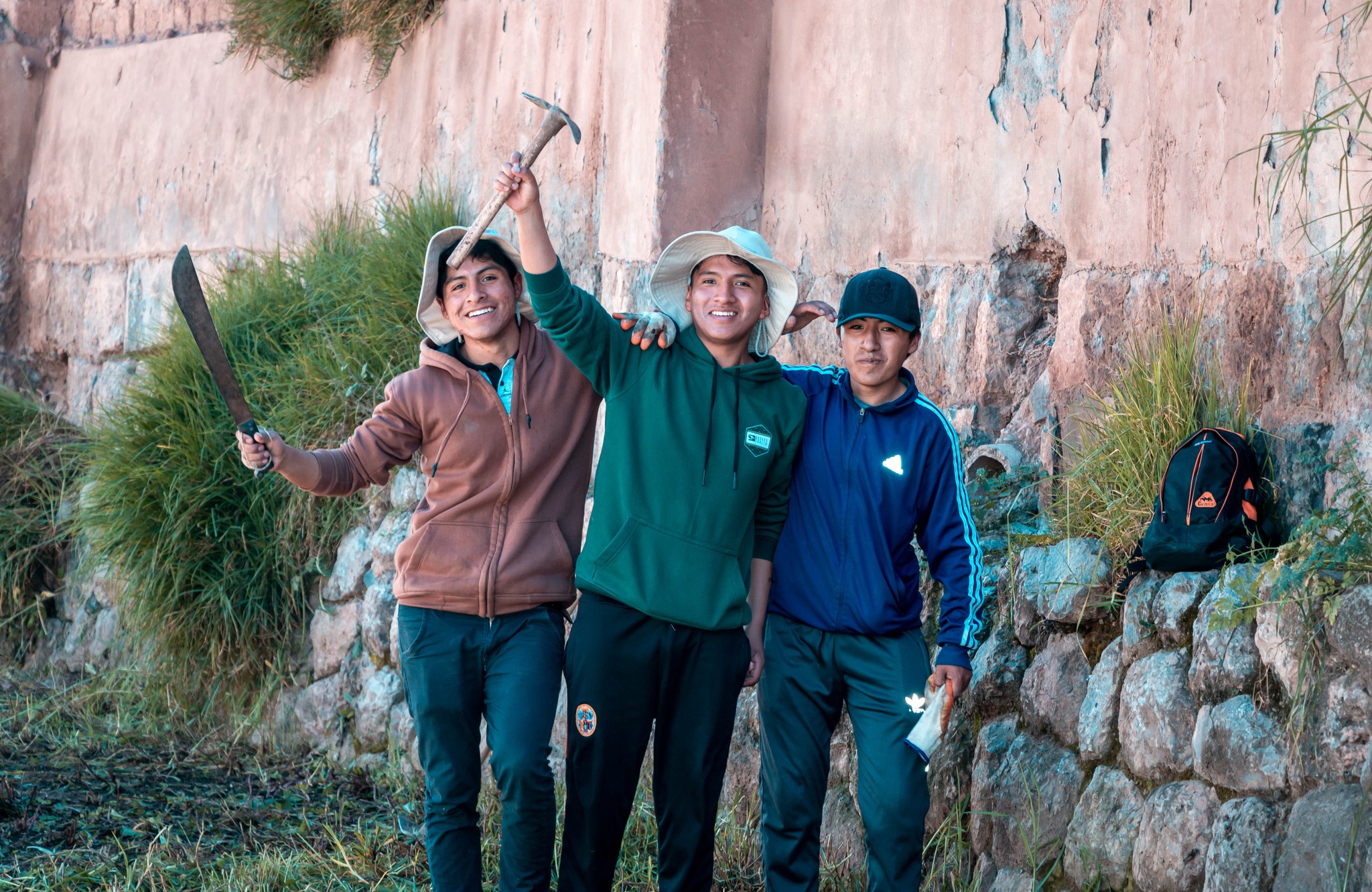 JORNADA DE LIMPIEZA Y MANTENIMIENTO DEL MURO PERIMETRAL DE QOLLASUYO