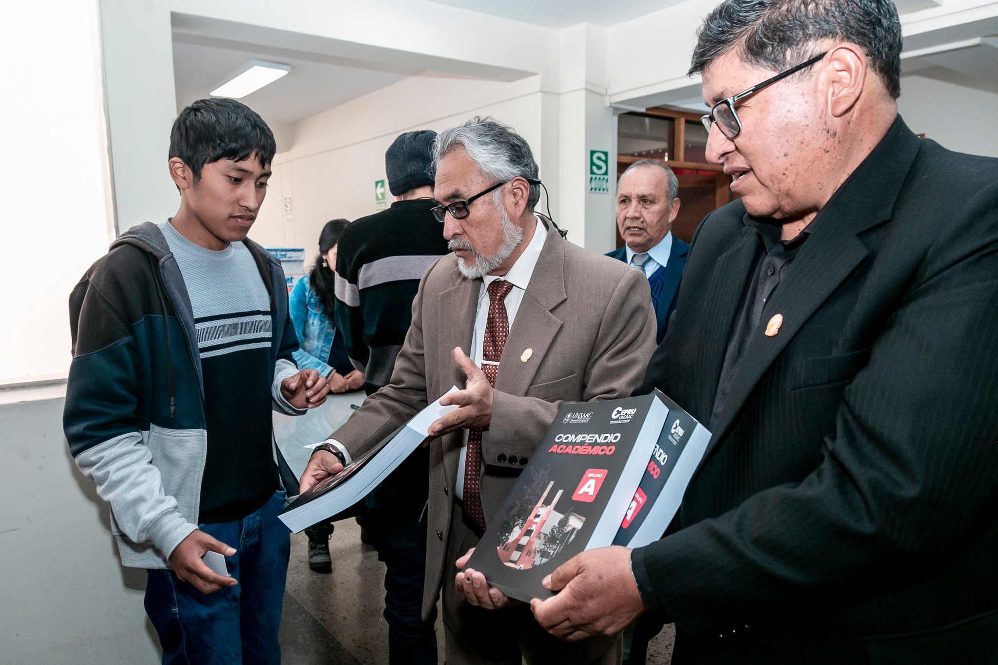 CEPRU REALIZA ENTREGA DE LIBROS A ESTUDIANTES