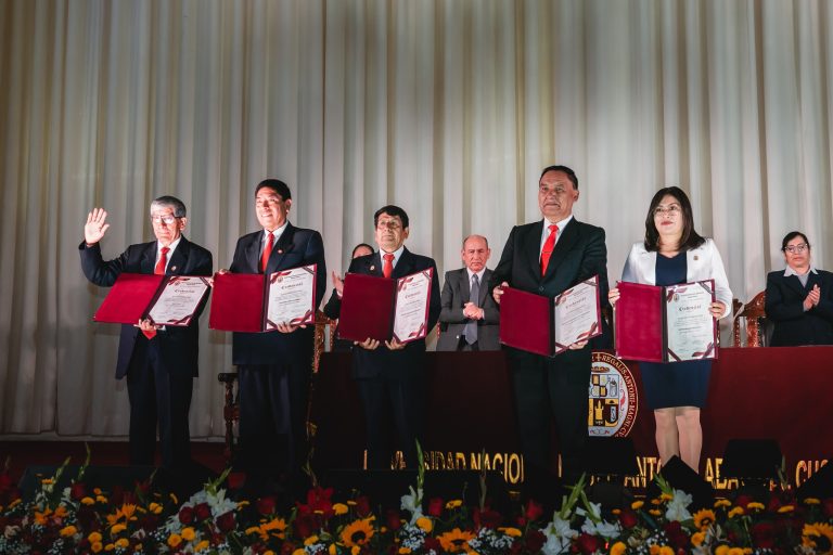 Comité Electoral Universitario realizó ceremonia pública de entrega de credenciales a nuevas autoridades universitarias y representantes estudiantiles ante los órganos de gobierno